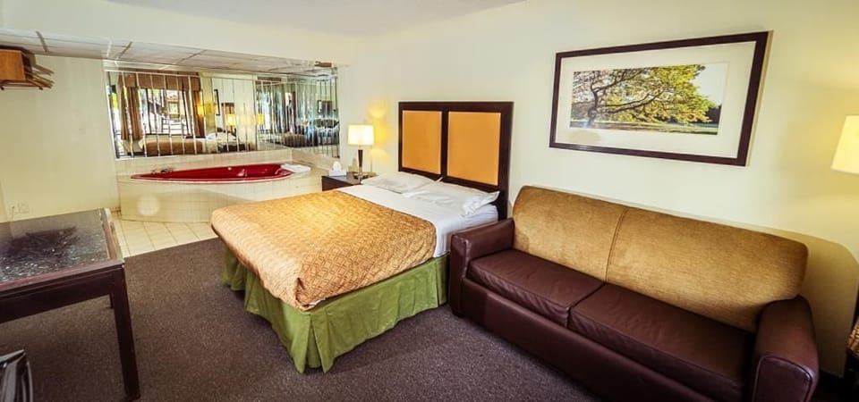 Honeymoon Room | Desk, free WiFi