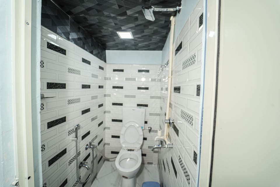 Standard Single Room | Bathroom | Shower, towels, soap, shampoo