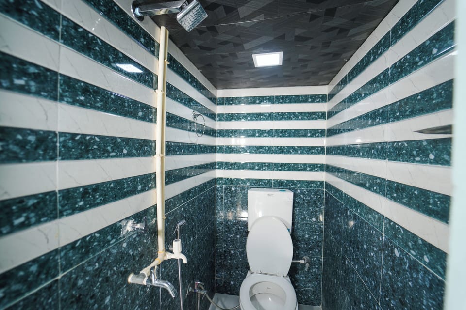Standard Double Room | Bathroom | Shower, towels, soap, shampoo