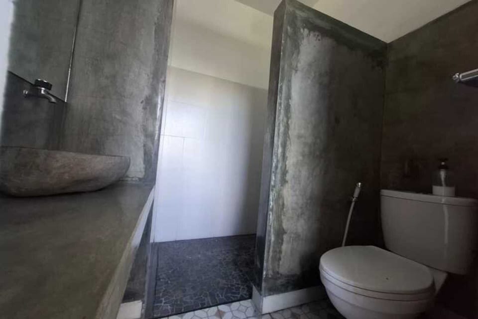Deluxe Twin Room | Bathroom | Shower, bidet, towels, soap