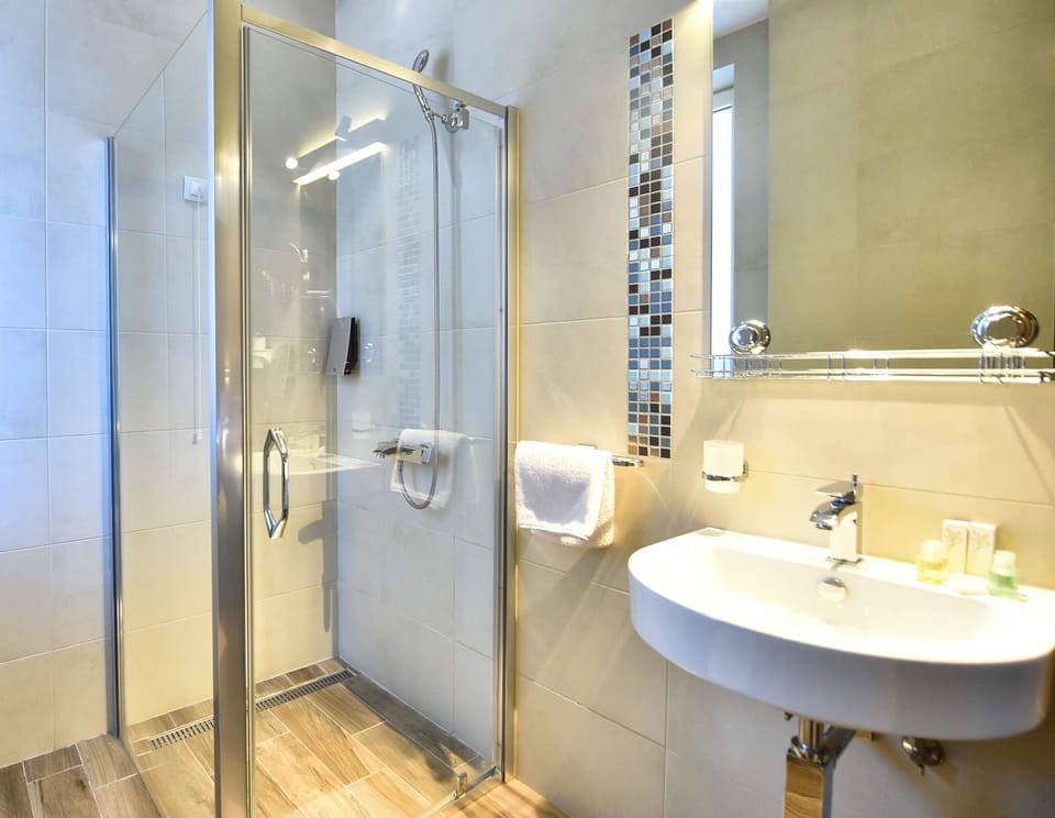Triple room with parking spot | Bathroom | Designer toiletries, hair dryer, bathrobes, slippers