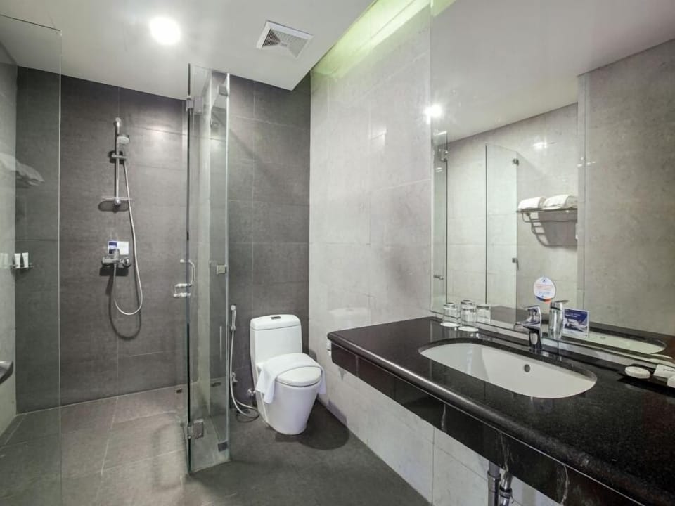 Executive Double Room | Bathroom | Shower, free toiletries, towels