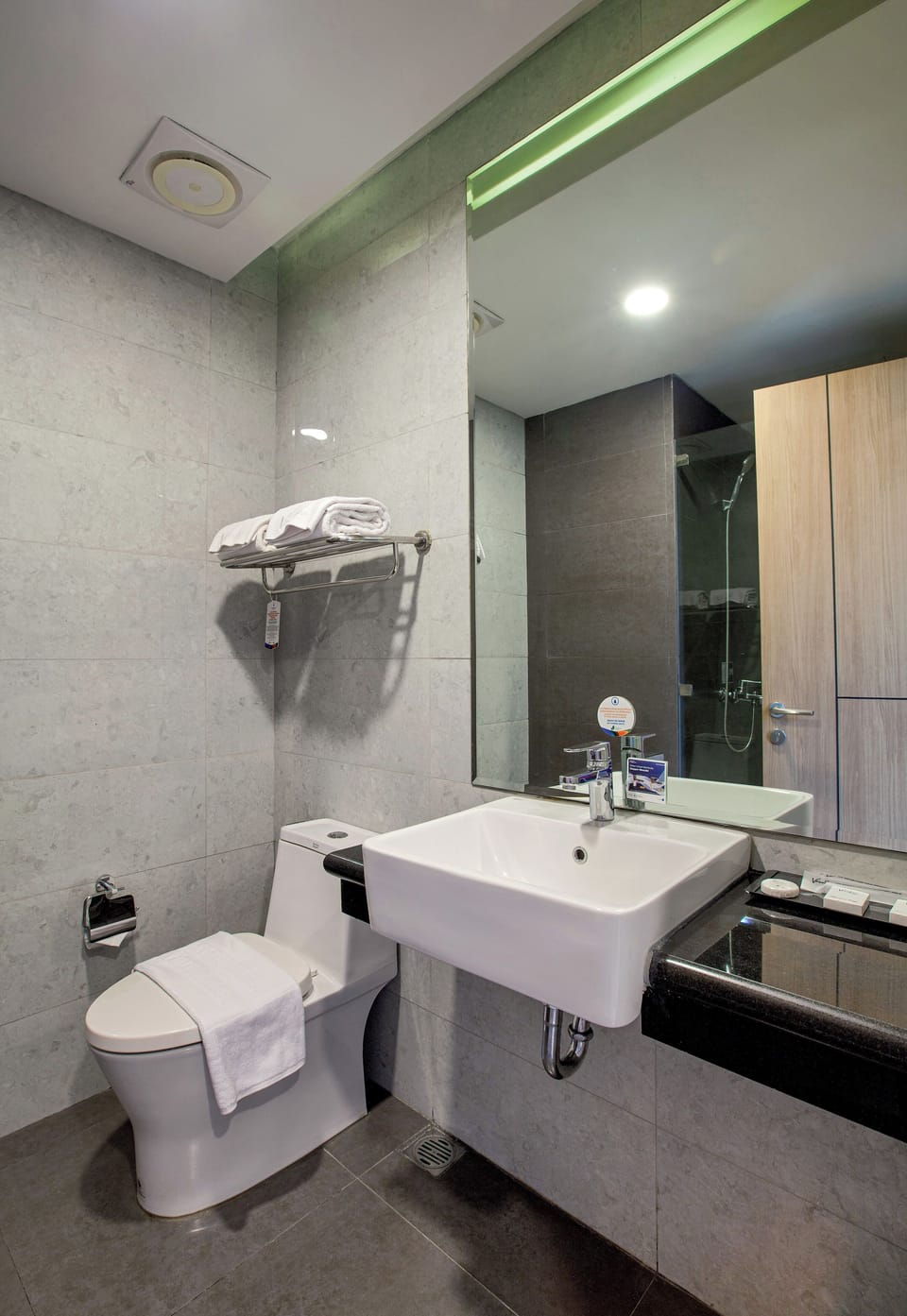 Deluxe Double Room, City View | Bathroom | Shower, free toiletries, towels