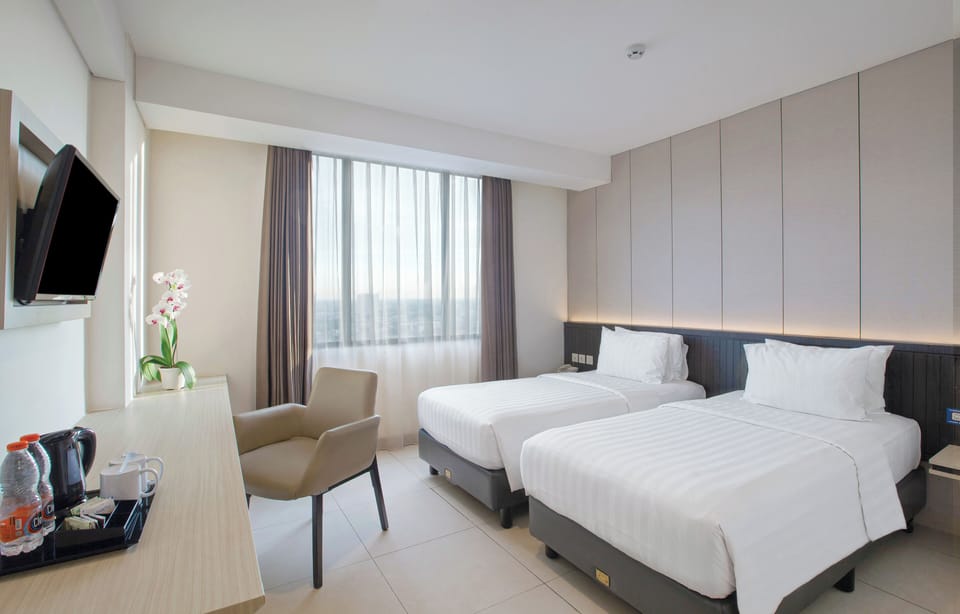 Deluxe Twin Room, City View | Desk, WiFi (free), bed sheets