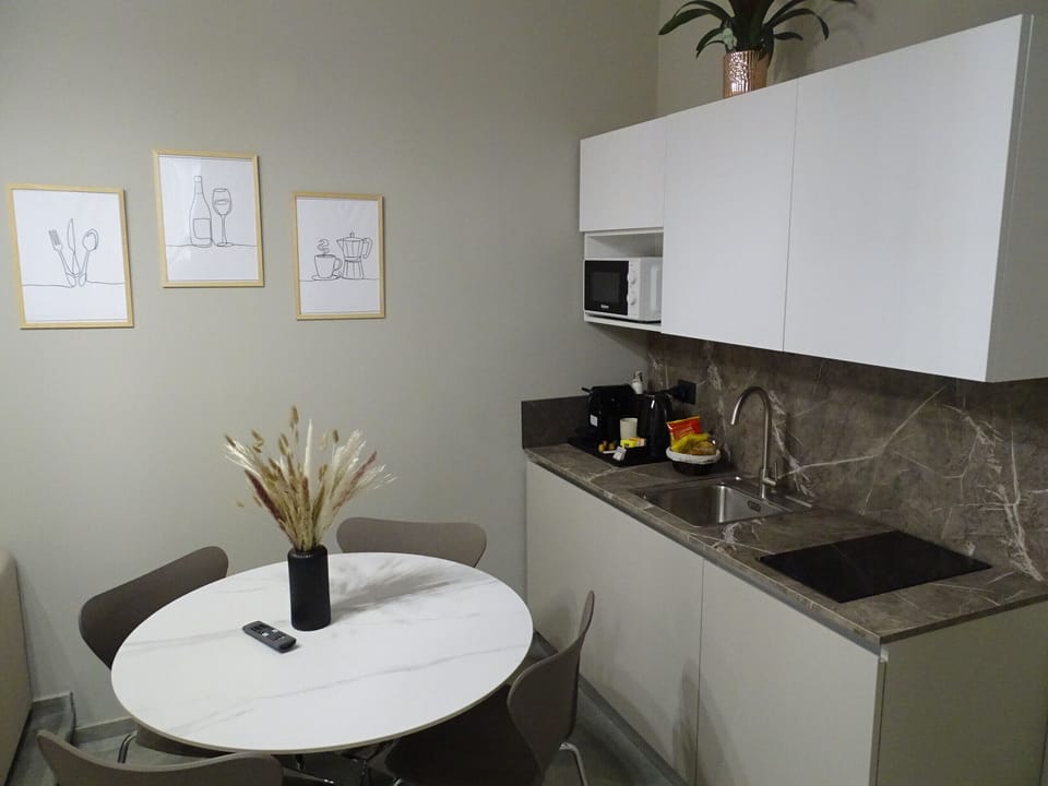 Presidential Studio, Non Smoking, Kitchenette | Hypo-allergenic bedding, free minibar items, in-room safe, desk
