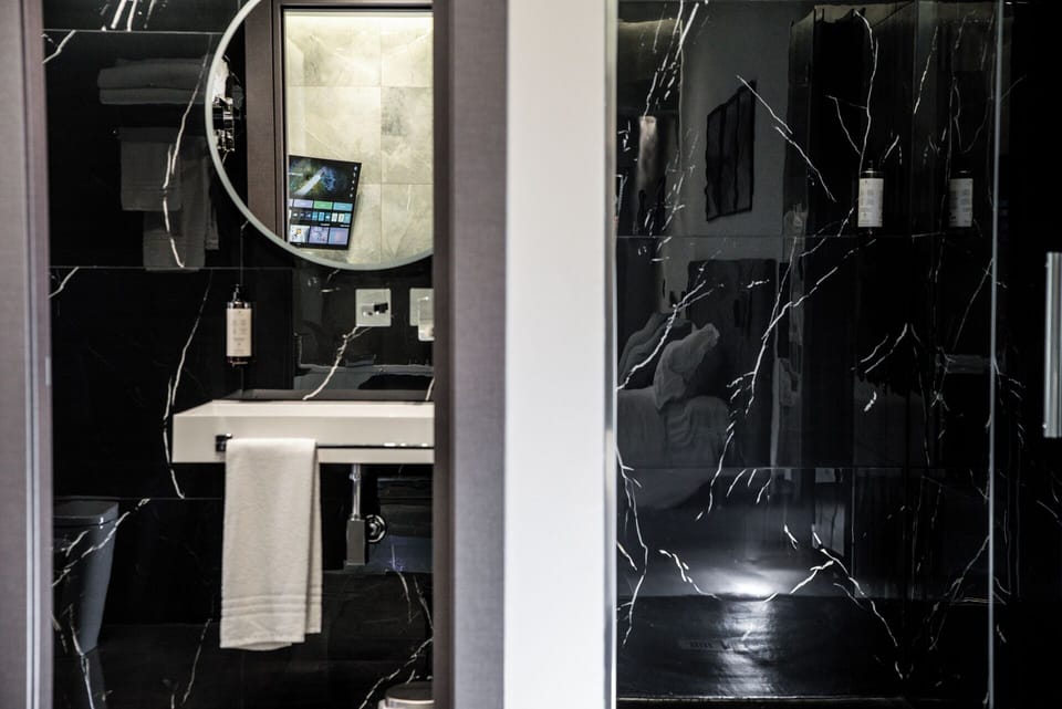 Royal Room, 1 Queen Bed, Non Smoking, Private Bathroom | Bathroom | Free toiletries, hair dryer, bidet, soap