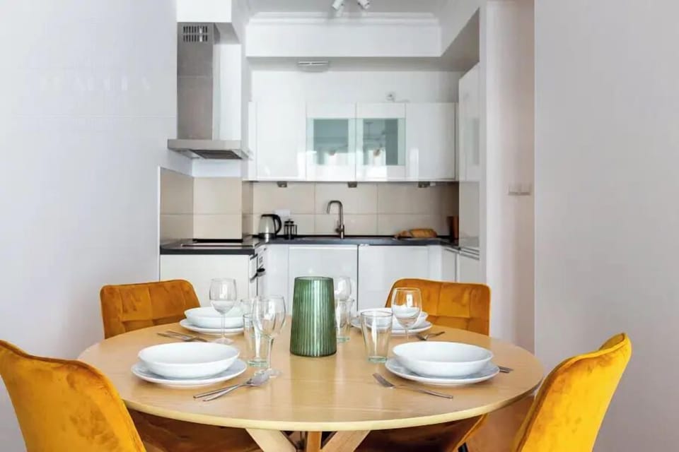 Design Apartment, 1 Bedroom, Balcony, City View | In-room dining