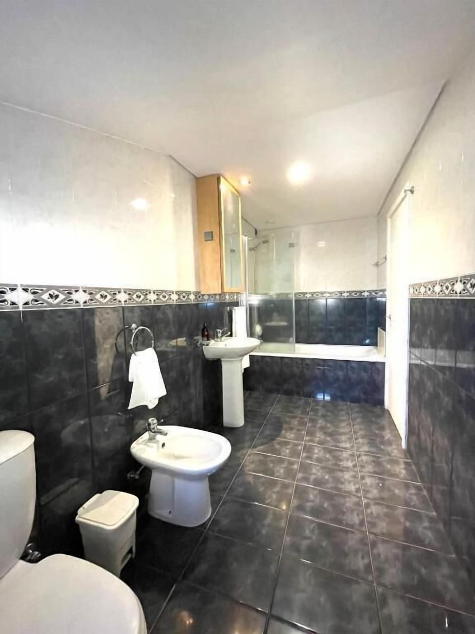 Combined shower/tub, free toiletries, towels, soap