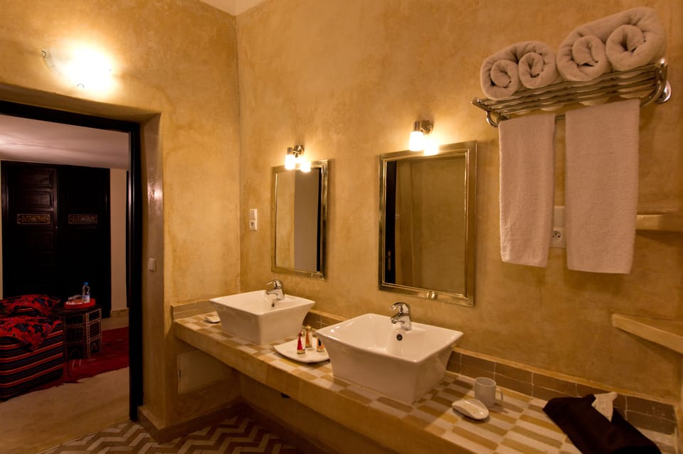 Family Room, Multiple Beds, Non Smoking | Bathroom sink
