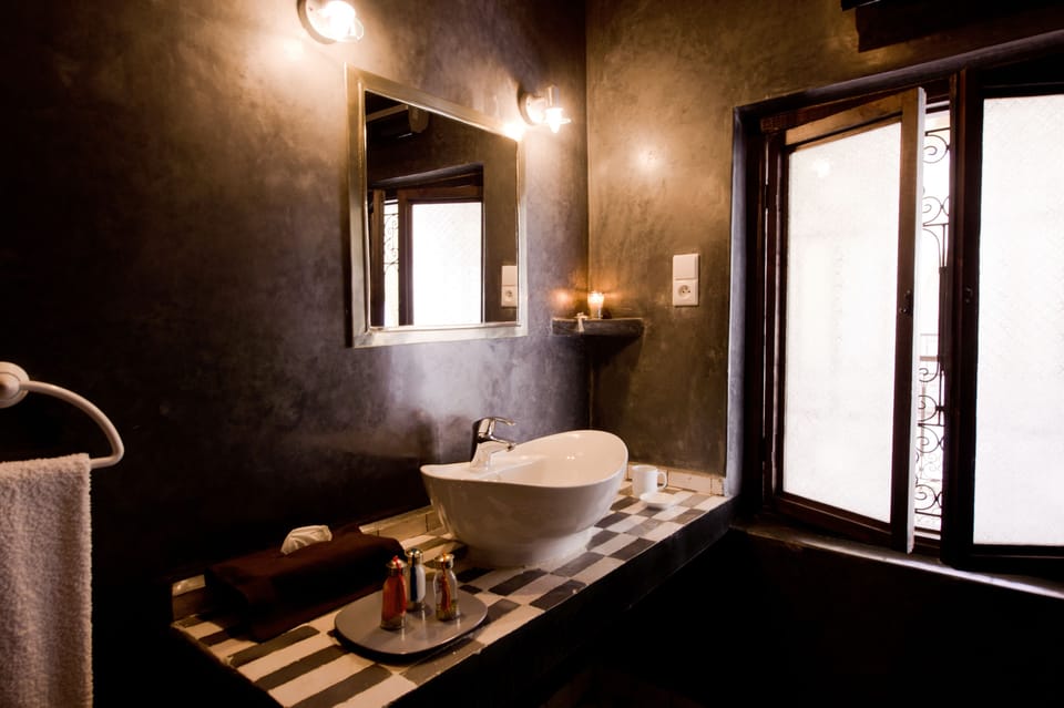 Standard Room, Non Smoking | Bathroom sink