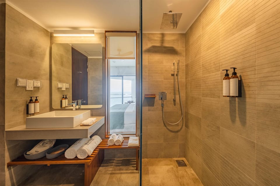 Room, Ocean View (Panoramic) | Bathroom | Bathtub, free toiletries, hair dryer, bathrobes