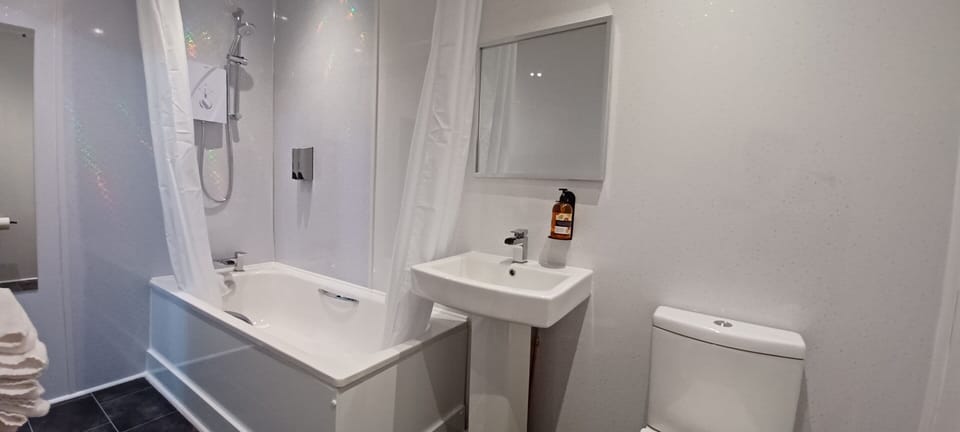 Superior Suite, Ensuite (Room 14) | Bathroom | Hair dryer, towels, soap, shampoo