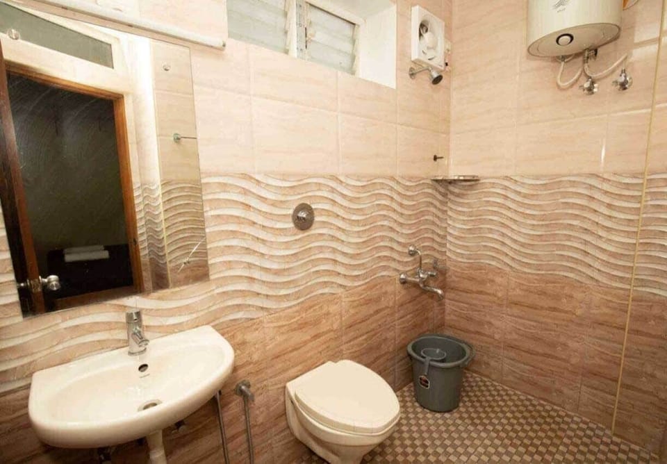 Superior Double Room | Bathroom | Shower, towels, soap, shampoo