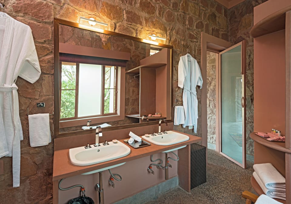Luxury Double or Twin Room, Garden View | Bathroom | Shower, towels, soap, shampoo