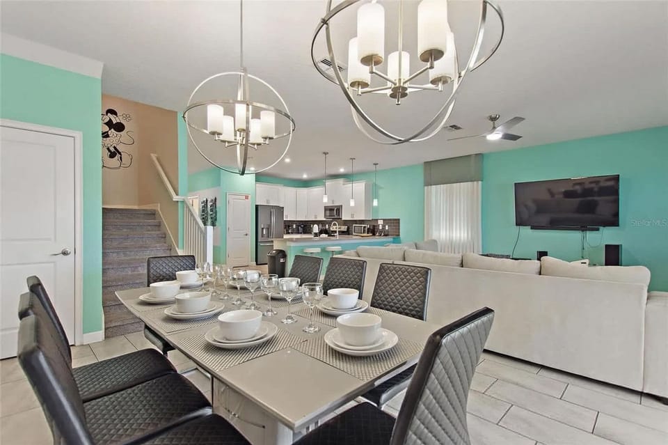 8 bedrooms, high-speed internet