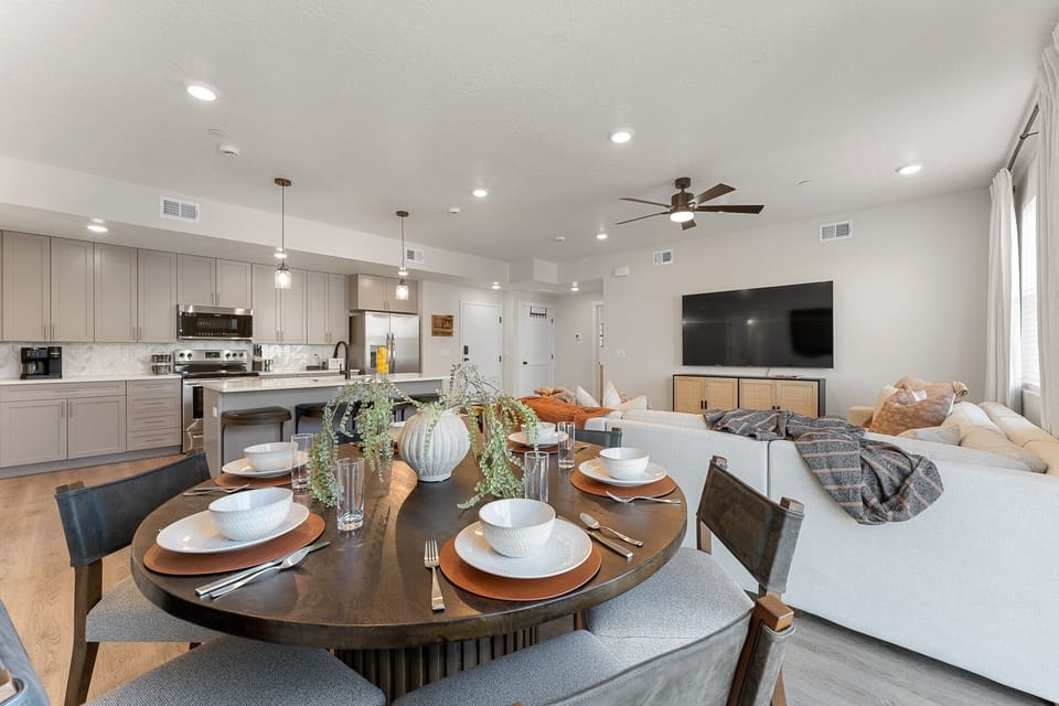 Condo, 2 Bedrooms | Dining