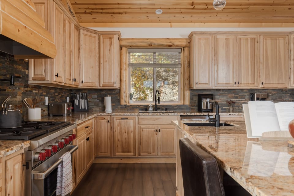 House, 4 Bedrooms | Private kitchen | Coffee/tea maker, fridge, oven, toaster