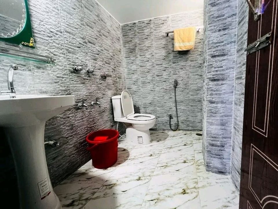 Towels, soap, shampoo, toilet paper