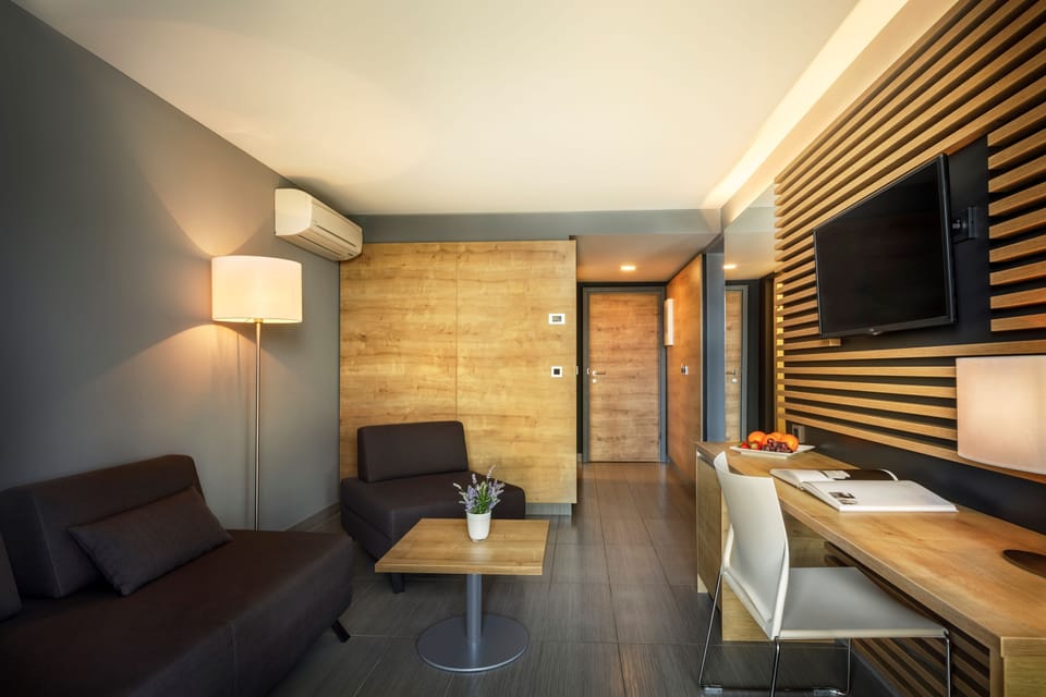 Suite for 2+3 - Plaza Hotel | Living room | 0-inch TV with satellite channels
