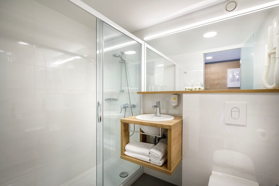 Suite for 2+3 - Plaza Hotel | Bathroom | Shower, towels, soap, toilet paper