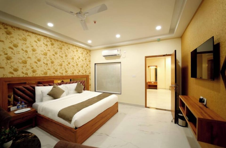 In-room safe, soundproofing, iron/ironing board, free WiFi