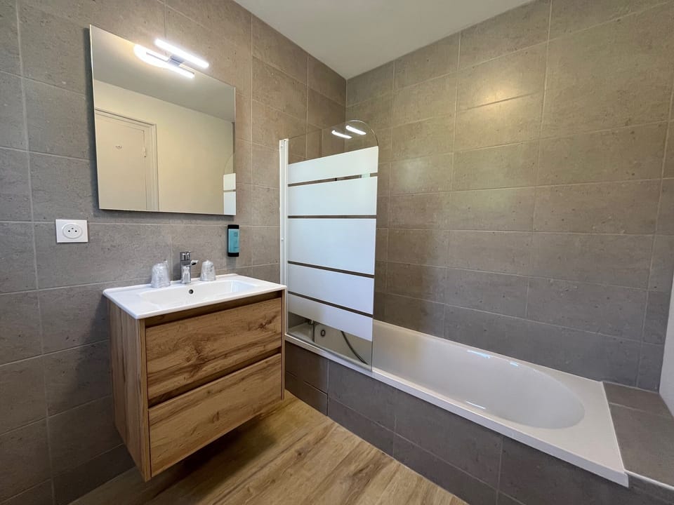 Superior Quadruple Room | Bathroom | Hair dryer, towels, soap, shampoo