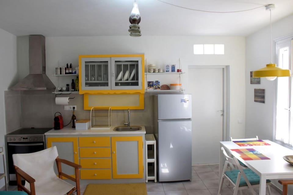 House | 1 bedroom, desk