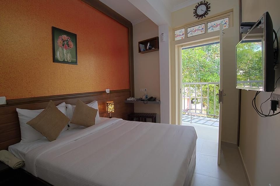 Deluxe Room, Balcony | Egyptian cotton sheets, premium bedding, pillowtop beds, desk