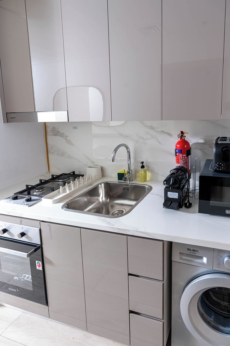 Deluxe Studio, Balcony | Private kitchen | Fridge, oven, stovetop, coffee/tea maker