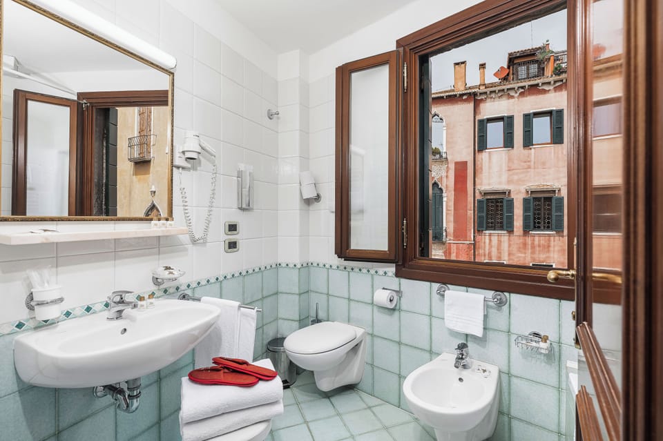Combined shower/tub, free toiletries, hair dryer, bidet