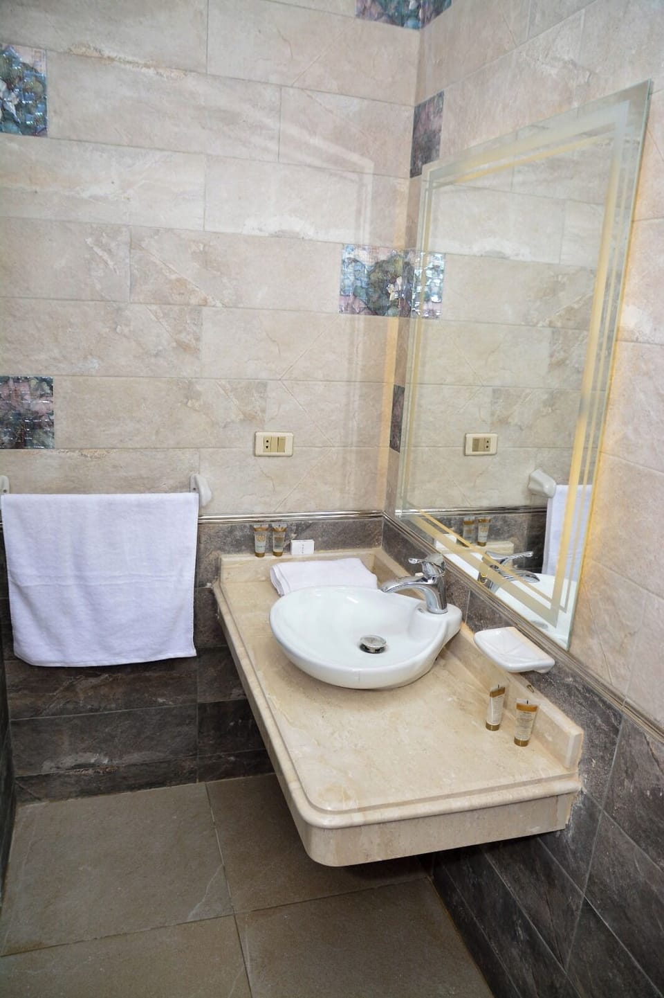 Deluxe Twin Room, Mountain View | Bathroom | Shower, free toiletries, hair dryer, slippers
