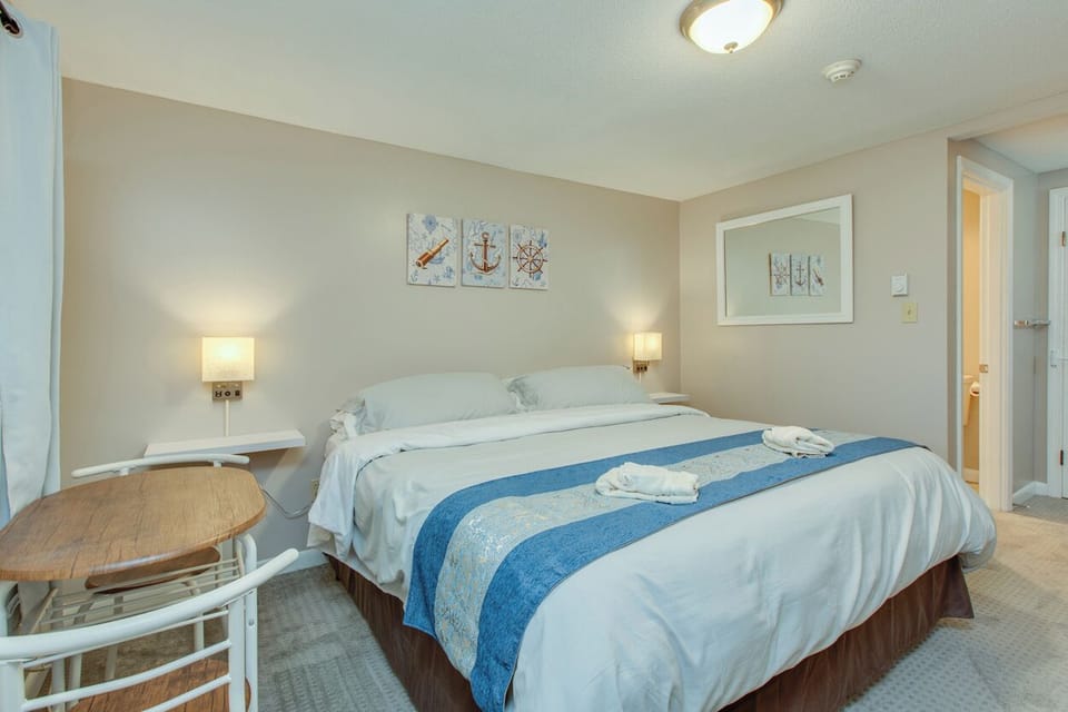 Basic Room, 1 King Bed, Non Smoking, Hill View | Premium bedding, down comforters, pillowtop beds, free WiFi