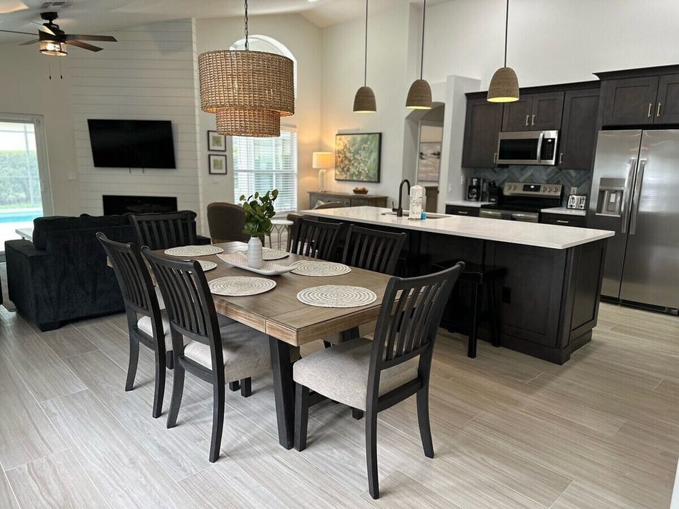 House, Multiple Beds, Pool Access, Pool View | Dining