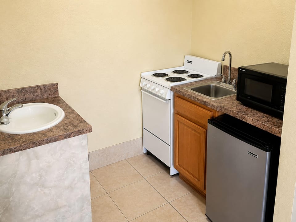 Deluxe Room, Kitchenette | Private kitchen | Microwave