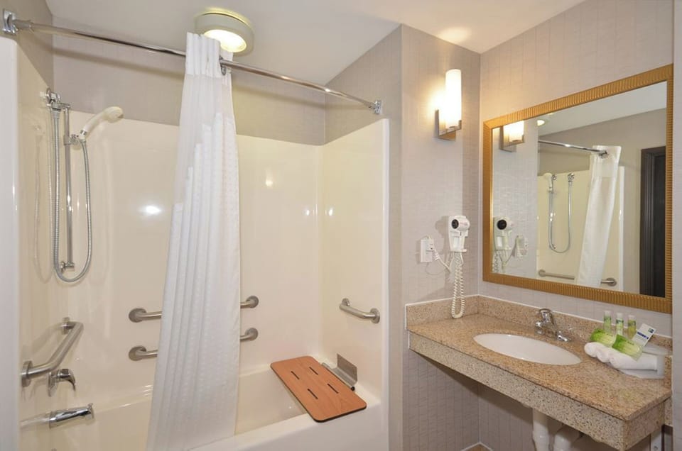 Combined shower/tub, free toiletries, hair dryer, towels