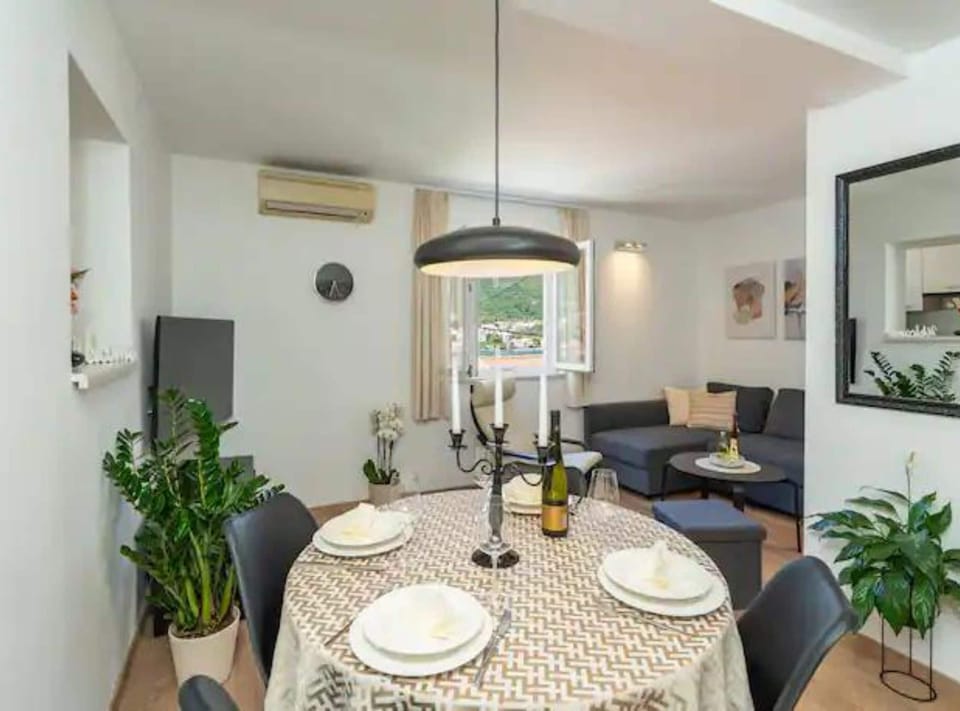 Apartment (Two Bedroom Apartment With Sea View) | Dining room
