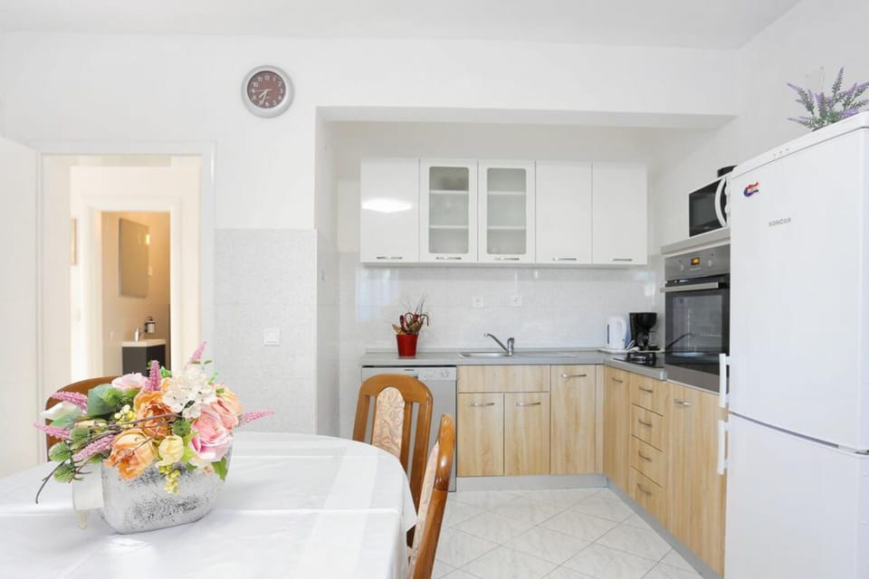 House (Six Bedroom Holiday Home) | Private kitchen | Fridge