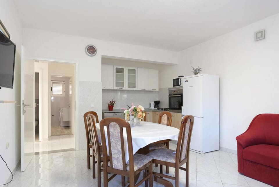 House (Six Bedroom Holiday Home) | Dining room