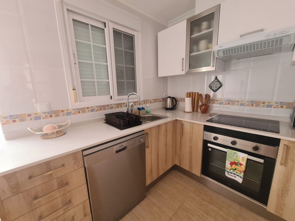 House | Private kitchen | Fridge, microwave, oven, stovetop