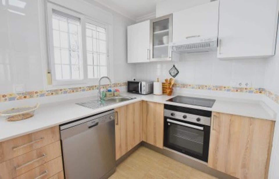 House | Private kitchen | Fridge, microwave, oven, stovetop