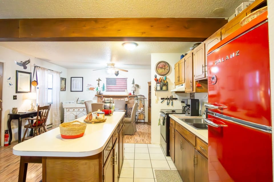 Cabin, 2 Bedrooms | Private kitchen | Oven, coffee/tea maker