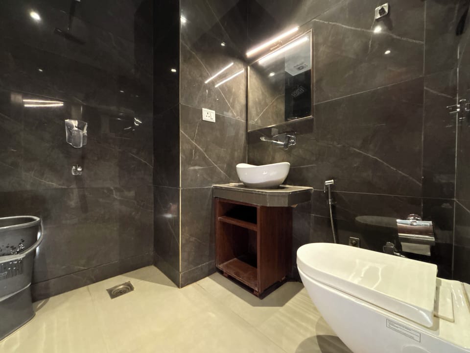 Deluxe Room | Bathroom | Shower, slippers, towels, soap