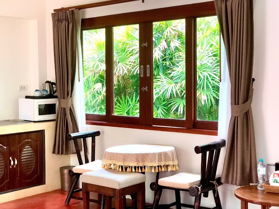 Luxury Suite, Pool View | Microwave