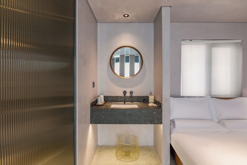 Shower, rainfall showerhead, free toiletries, hair dryer