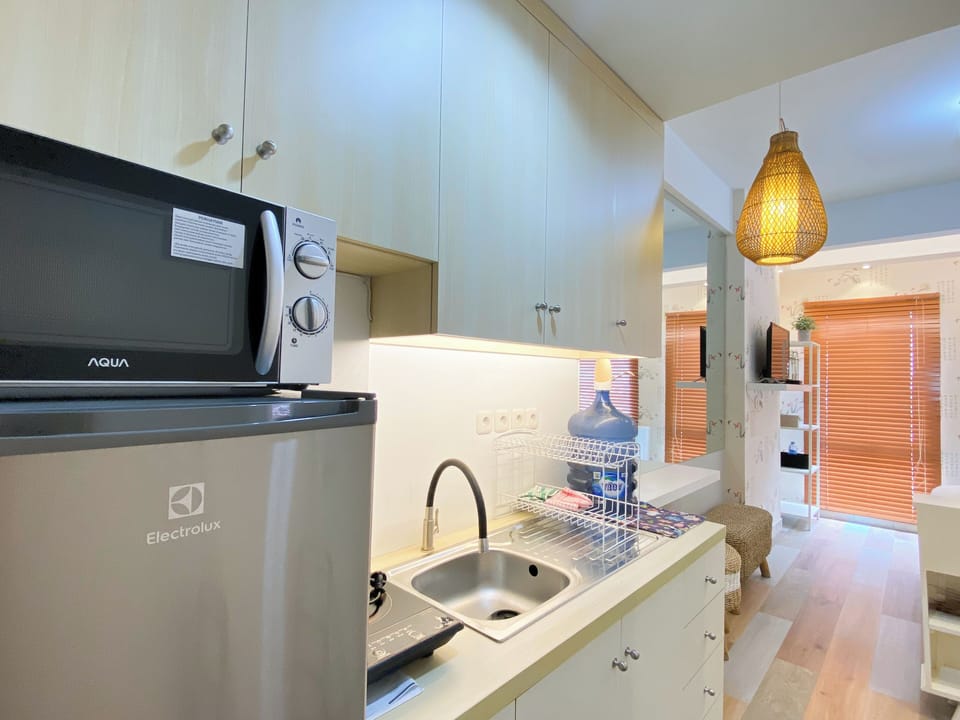 Deluxe Studio (queenbed) | Private kitchen | Fridge, microwave, stovetop