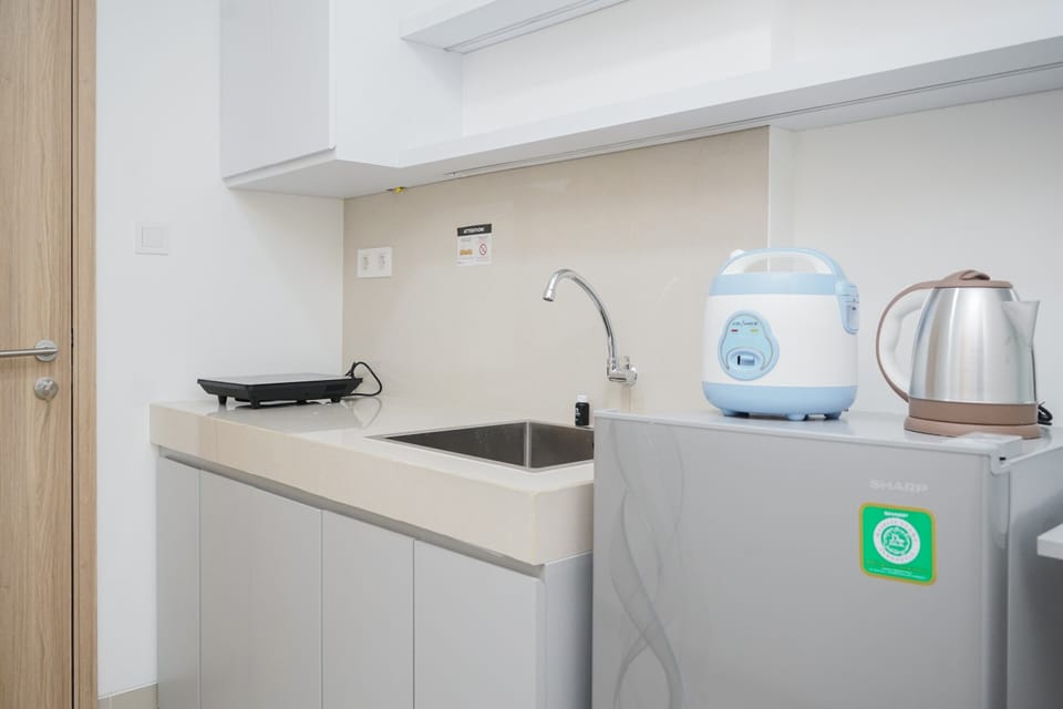 Deluxe Apartment (queenbed) | Private kitchen | Fridge, stovetop