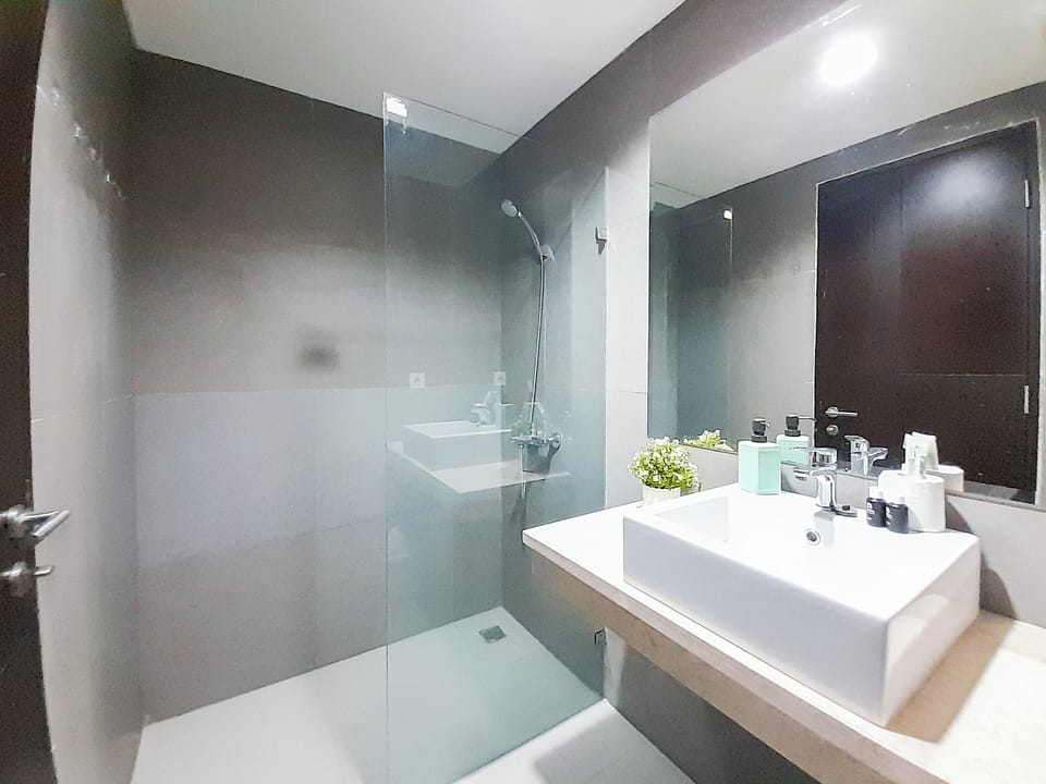 Deluxe Studio (queenbed) | Bathroom | Shower, free toiletries, towels