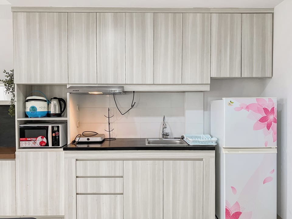 Deluxe Studio (queenbed) | Private kitchen