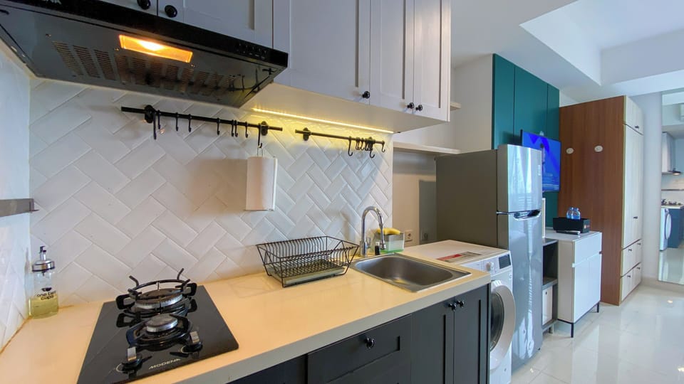 Deluxe Studio (queenbed) | Private kitchen