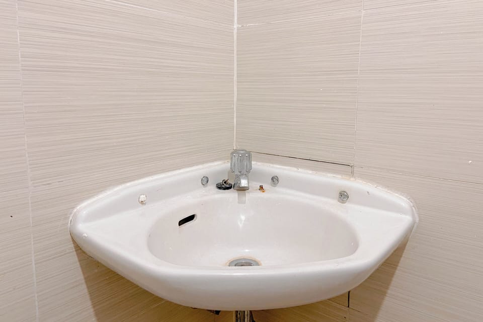 Deluxe Apartment (queenbed) | Bathroom | Shower, free toiletries, towels